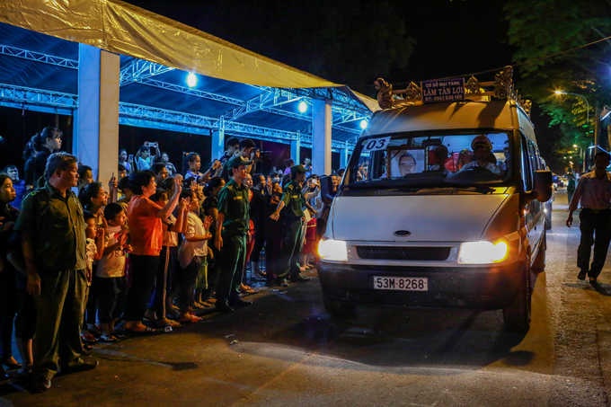 Người dân xếp hàng tiễn đưa linh cữu nguyên Thủ tướng Phan Văn Khải